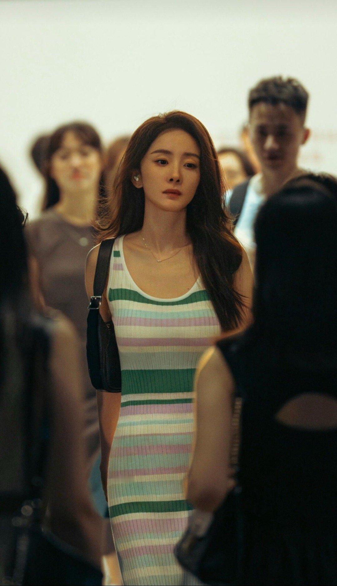 感觉这条裙子要爆杨幂好适合大银幕，放大她的美！看了一圈都在问裙子，只有我看上耳机