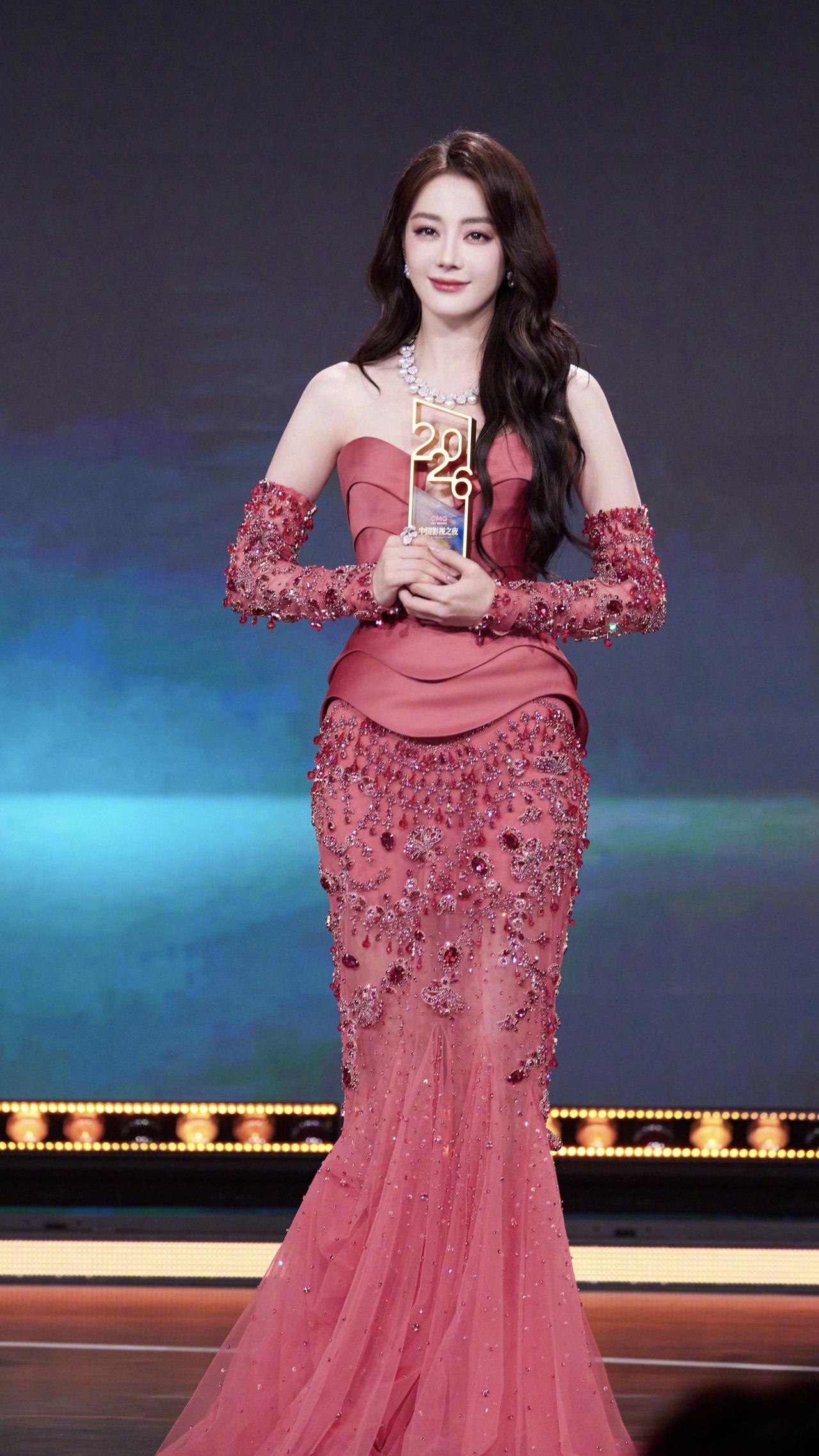 厉害了我的娜扎！喜获中国影视之夜电视剧女演员，为即将上映的少林女足电影，吹响了冲