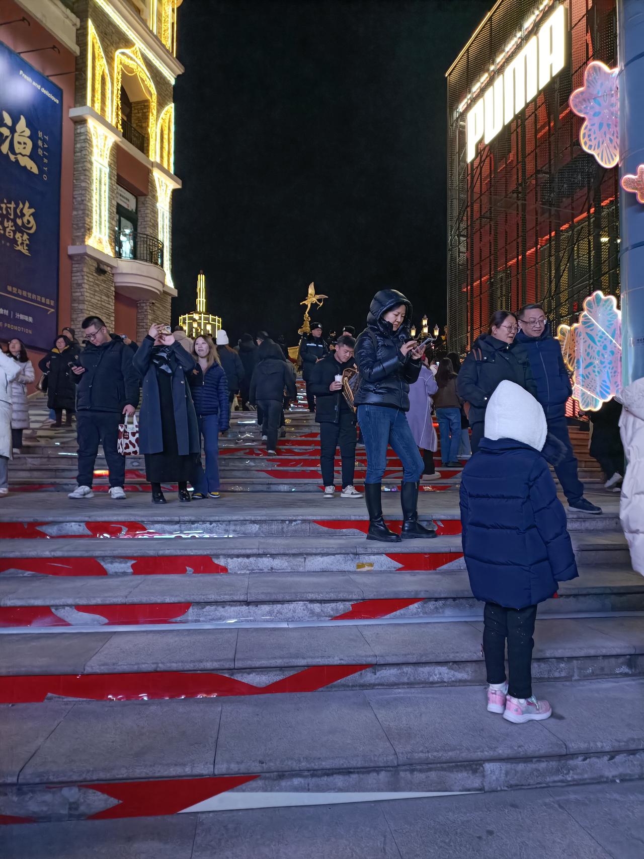 我喜欢“市井长巷，聚拢的是烟火，摊开的是人间”这句话。走在热闹的市井长巷，两旁是