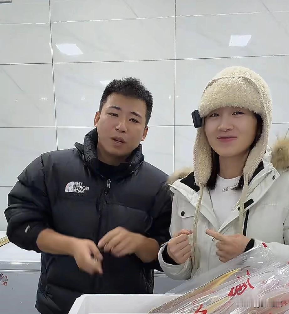 秋天妈妈和秋天爸爸离婚后都找到了属于自己的另一半，秋天妈妈找到的这位成熟稳重，性