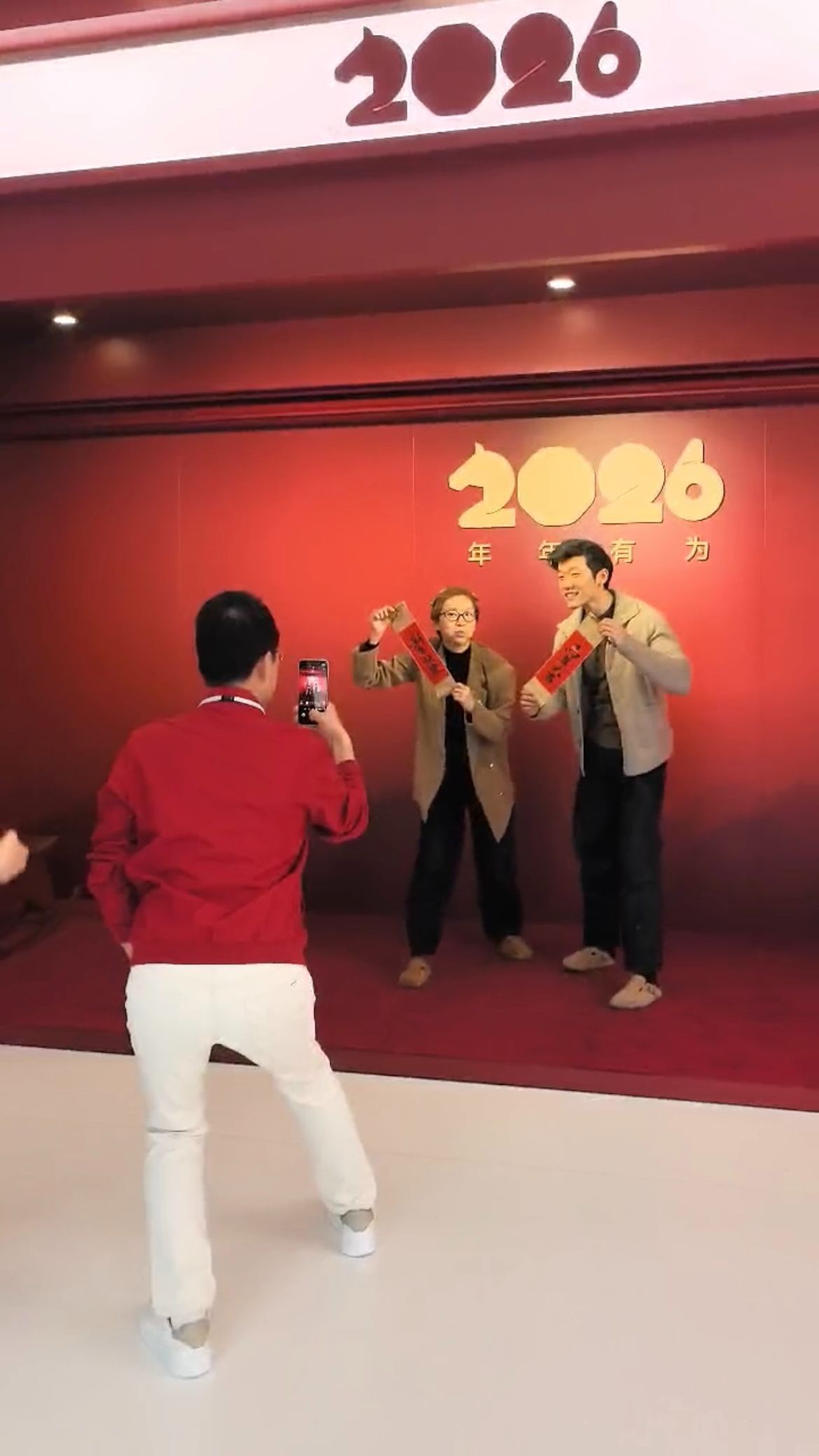 华为把宠粉刻进DNA里了！何刚现身新年照相馆，和花粉畅聊还亲手帮拍照，全程超亲切