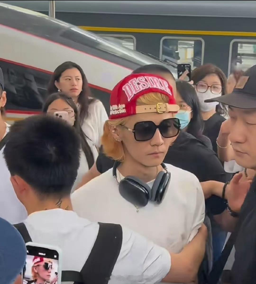 鹿晗消瘦模样大变看到鹿晗最新状态了，感觉模样没有什么大的变化，还是很帅气，只是人