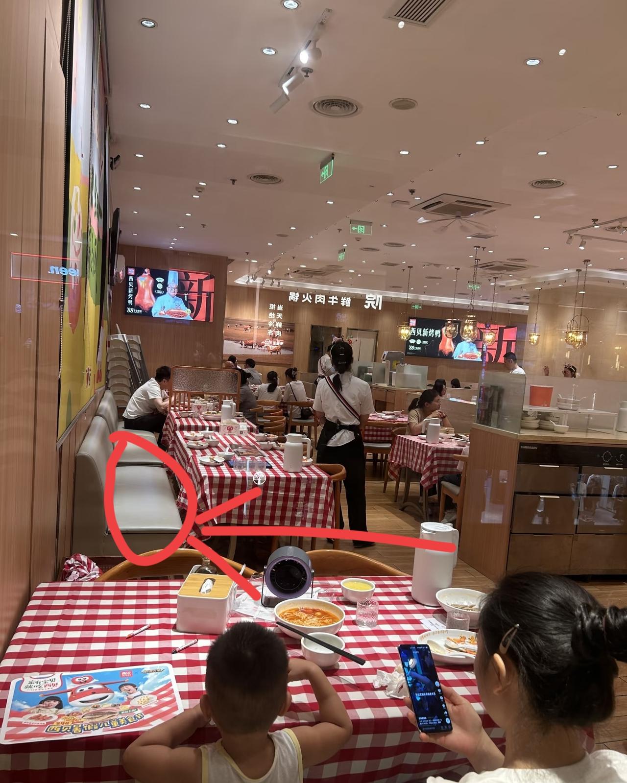 我妹妹在西贝当服务员，最近老听她念叨店里的事儿。

她说都是罗永浩那事儿闹的，没