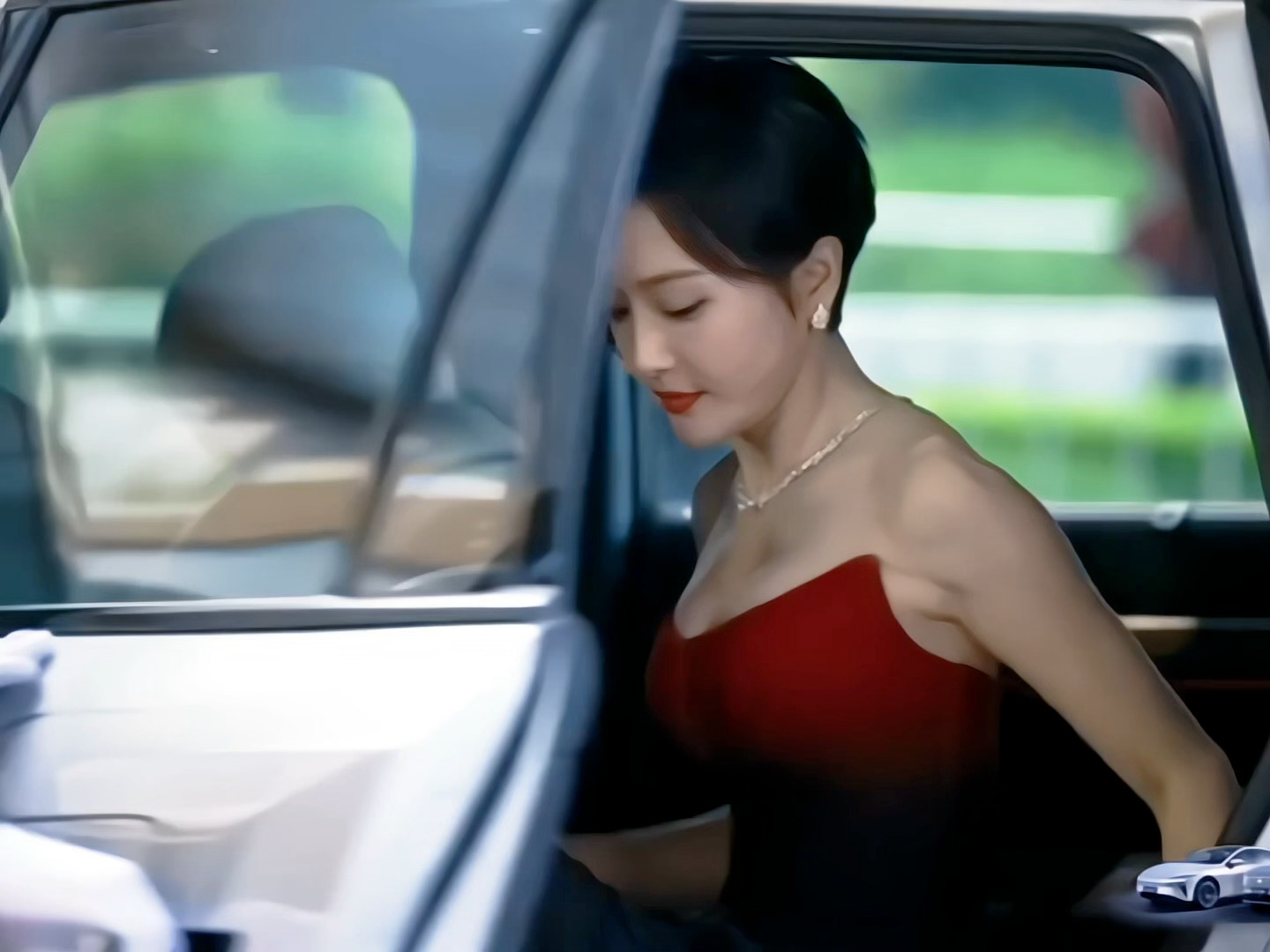 秦岚下车看得我流口水 