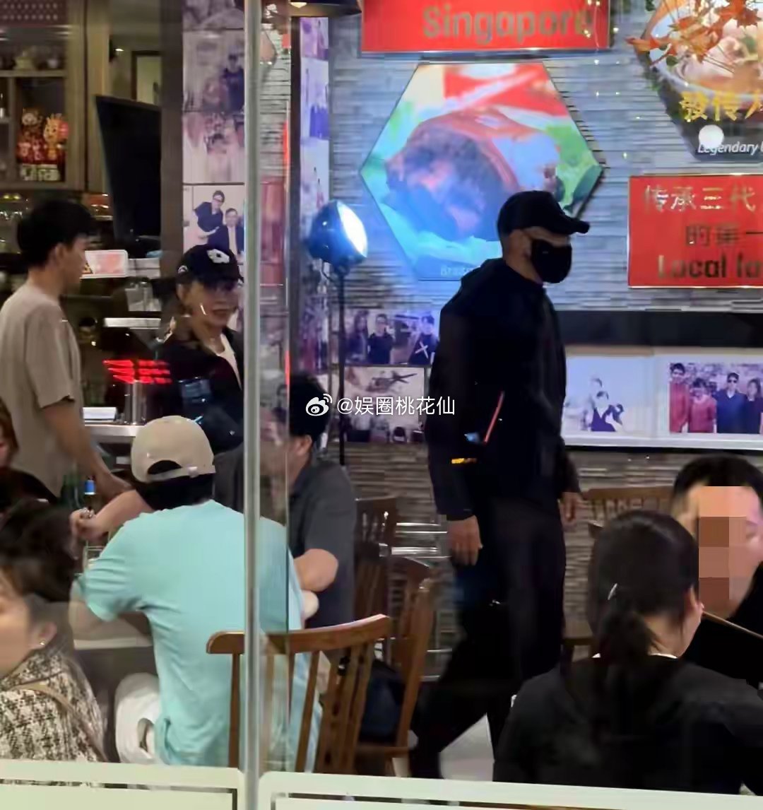 刘嘉玲带爱侄和周润发聚餐，三人吃新加坡菜，刘嘉玲素颜年轻20岁 ​​​