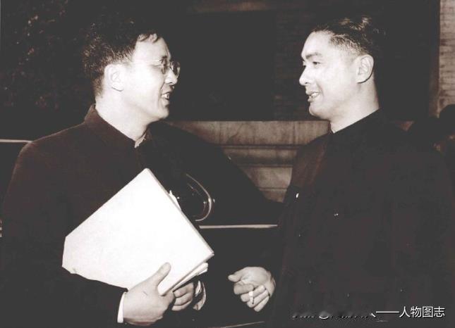 1959年4月21日，荣毅仁(右)和江苏省代表华罗庚在二届全国人大一次会议休息时