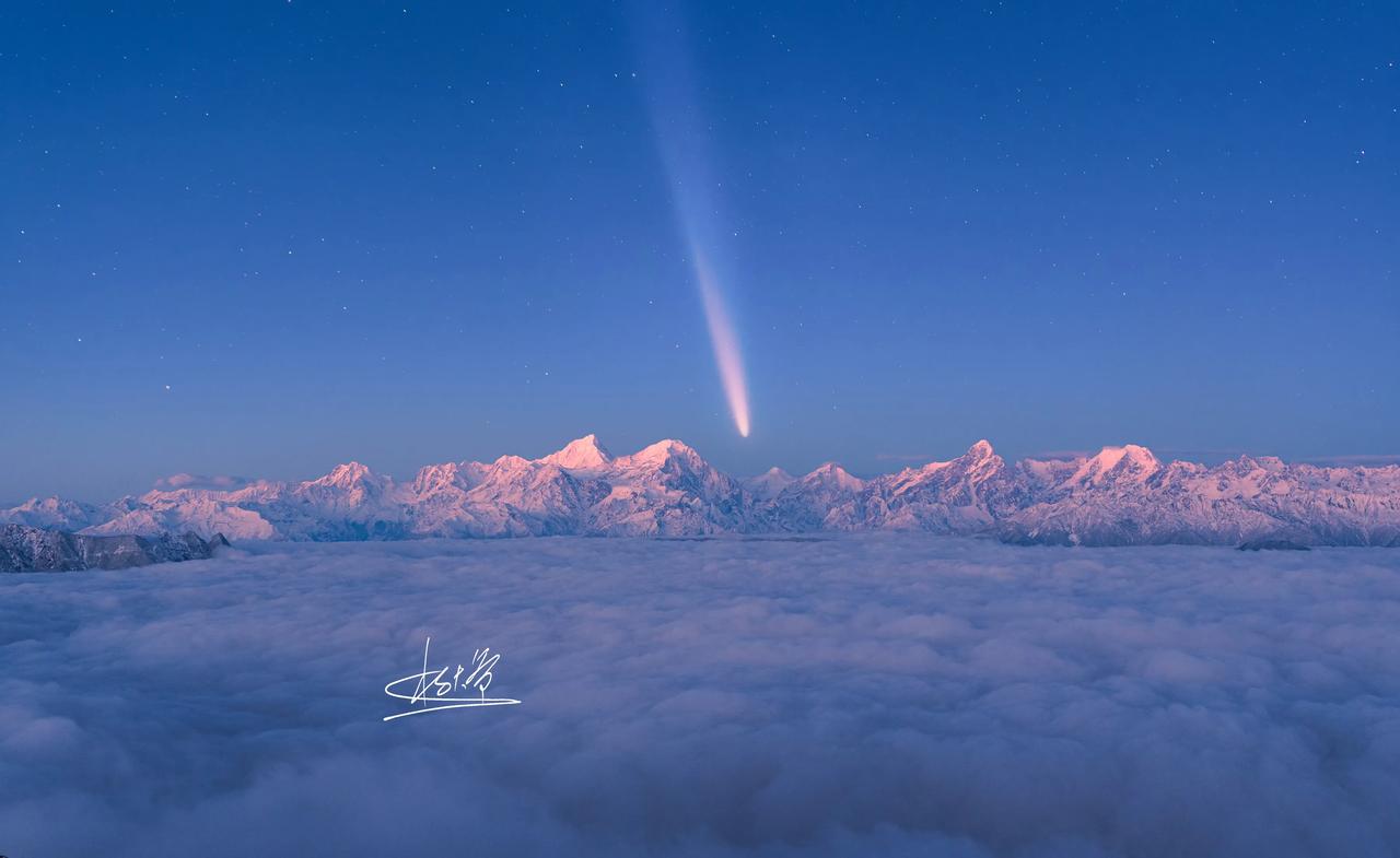 贡嘎.你想要的样子我都有#紫金山阿特拉斯彗星# #来自雪山的震撼# #贡嘎#