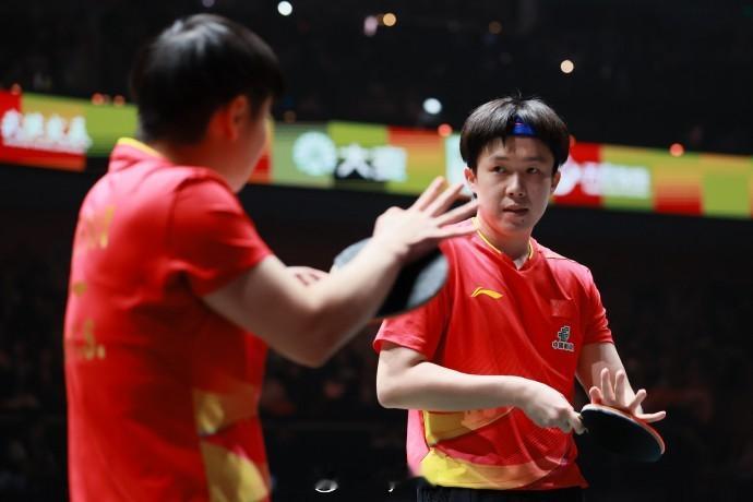 擦拍子 都能同款王楚钦观摩孙颖莎训练