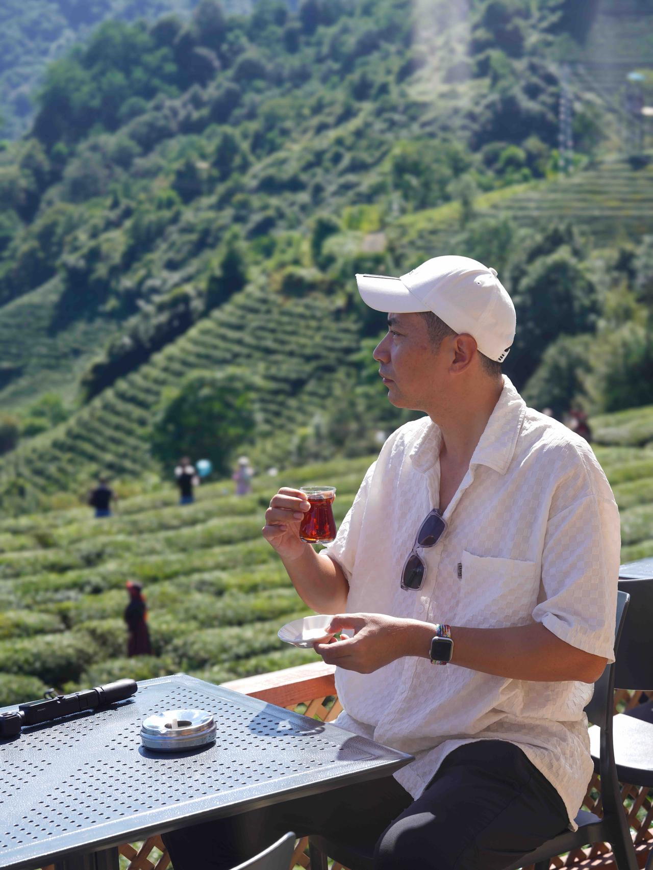 土耳其黑海地区夏季气候凉爽，这里一边是辽阔黑海，一边是北安纳托利亚山脉，森林、峡