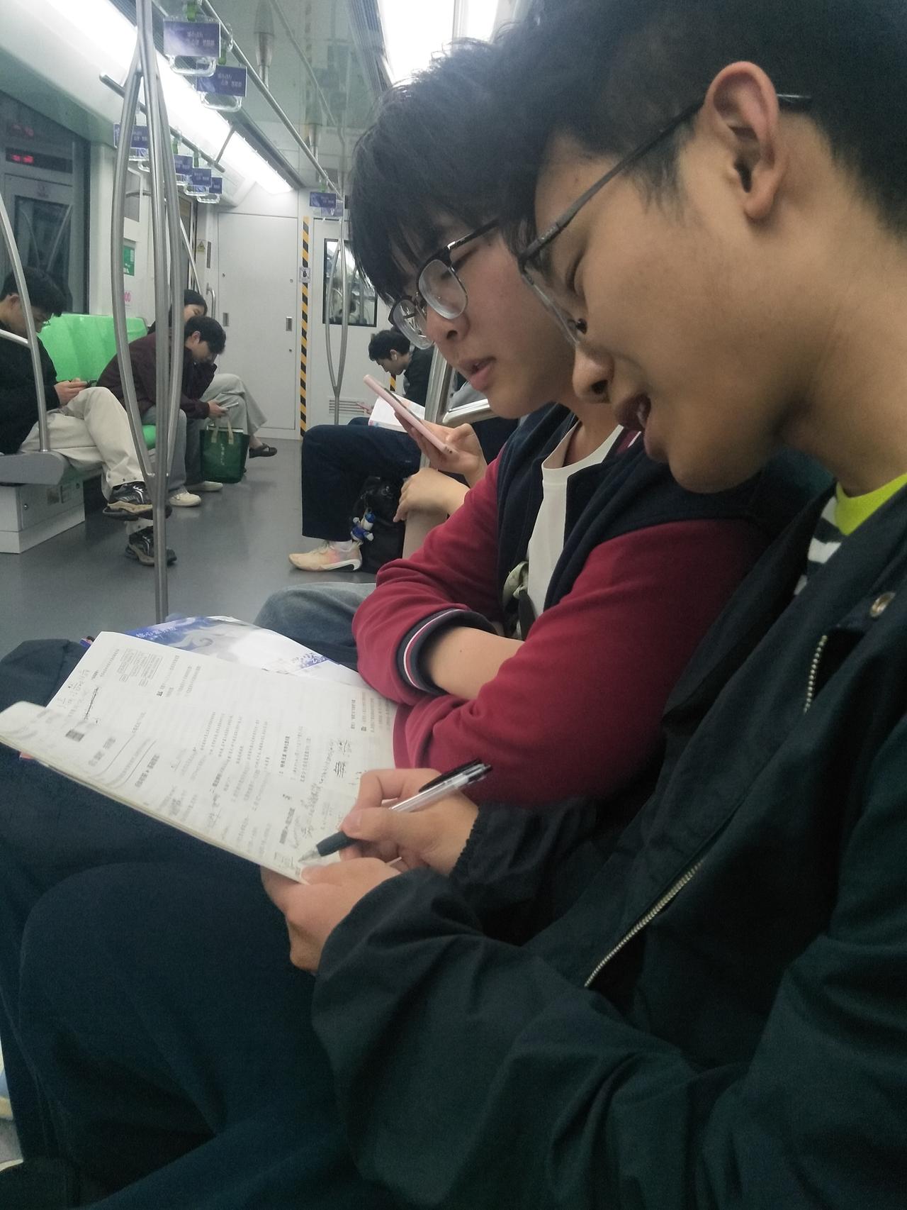 现在的孩子们真爱学习，坐个地铁也能见到学霸给学渣补习功课，这种学习态度真好，学霸