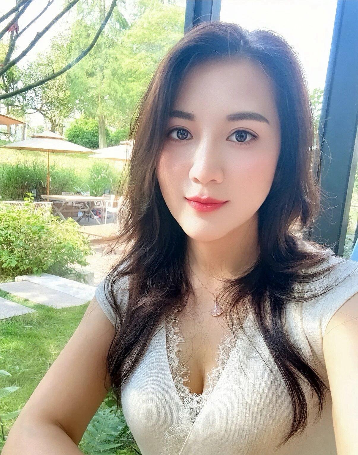心有澄澈，自持清白

人世间总有纷繁浮沉，烟火红尘里，难免遇见浮躁与不堪。世俗的