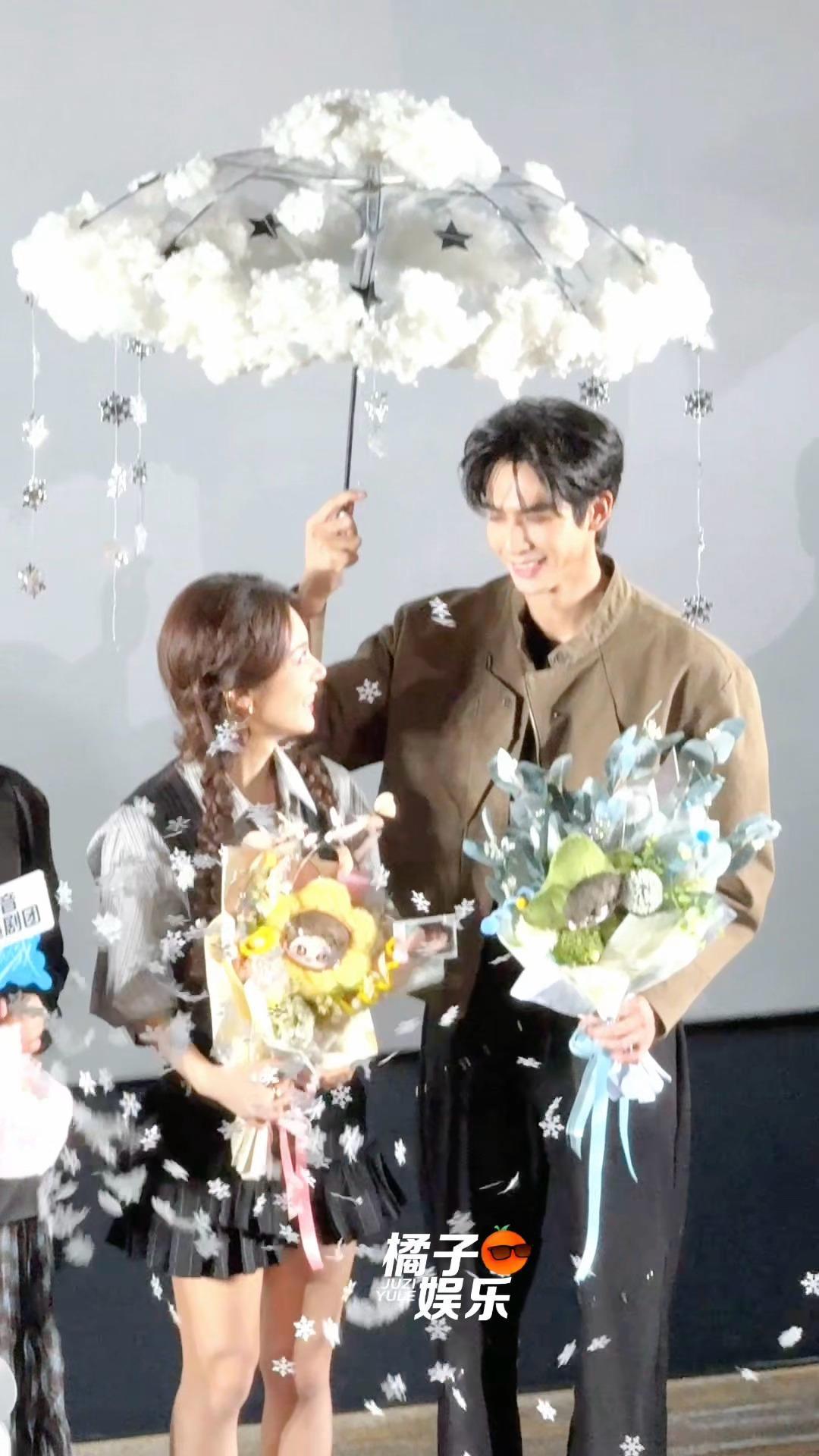 龙麦撑伞撒花瓣宋威龙赵今麦对视笑