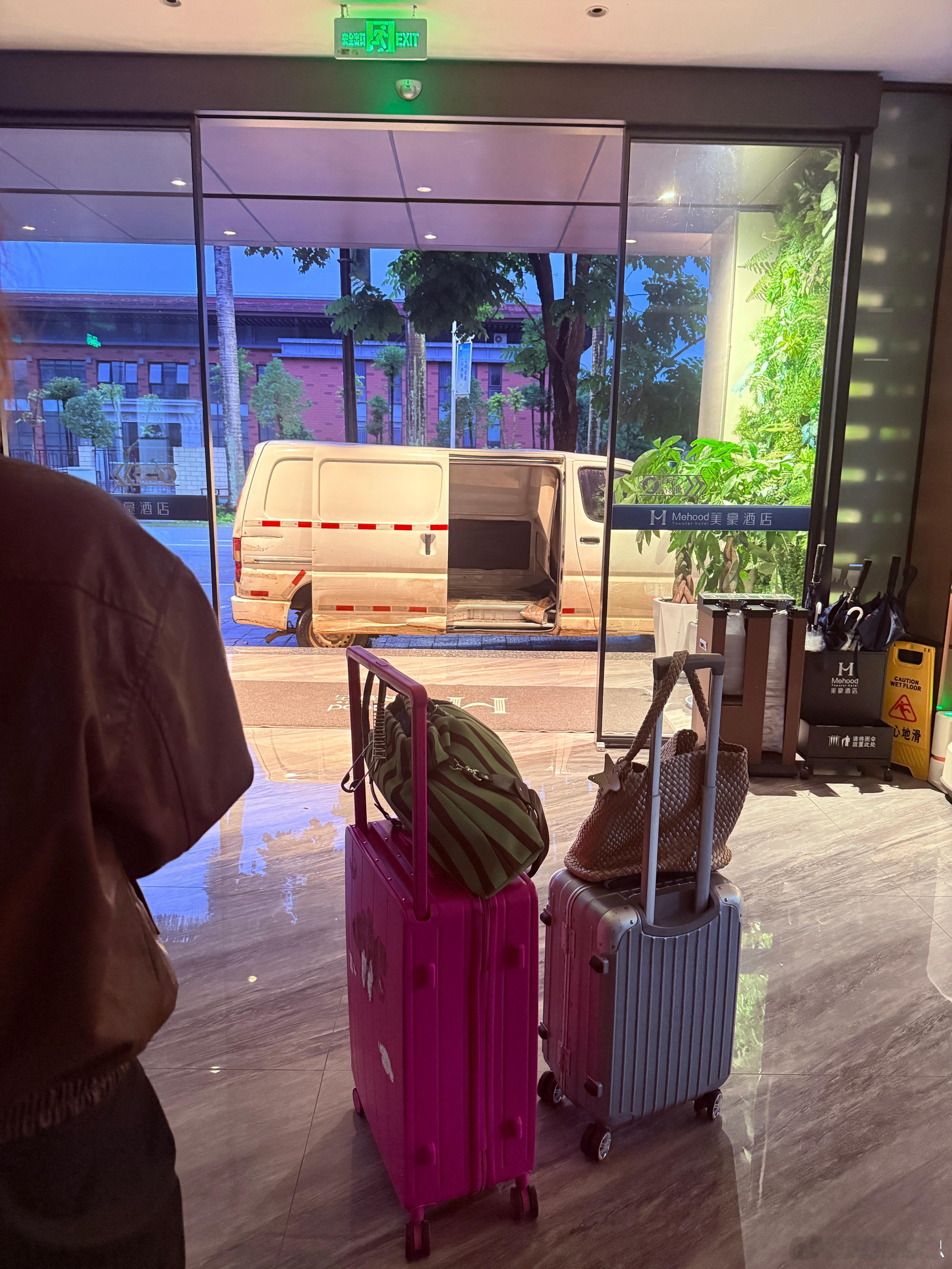 今早8点✈️，提前定了送机，一出酒店，不会是这辆吧？这礼遇过于高贵了啊哈哈 芒市