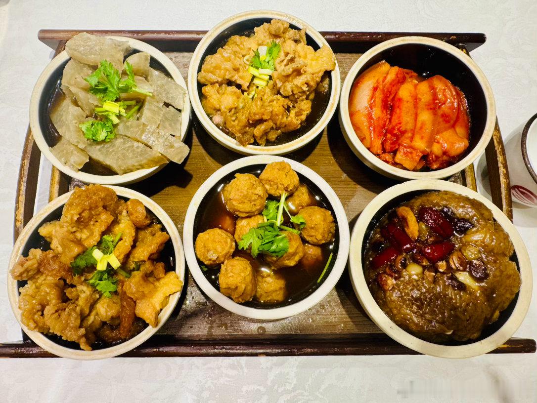 一个人的晚饭。因为是套餐，只能发狠吃一半 
