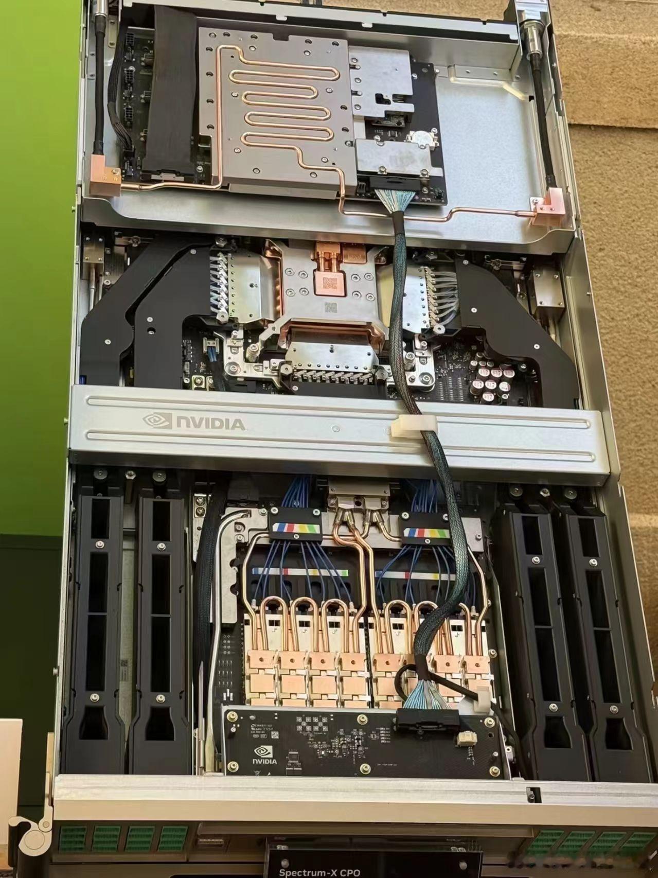 NVIDIA Spectrum‑X CPO 交换机内部实拍这是英伟达Spectr