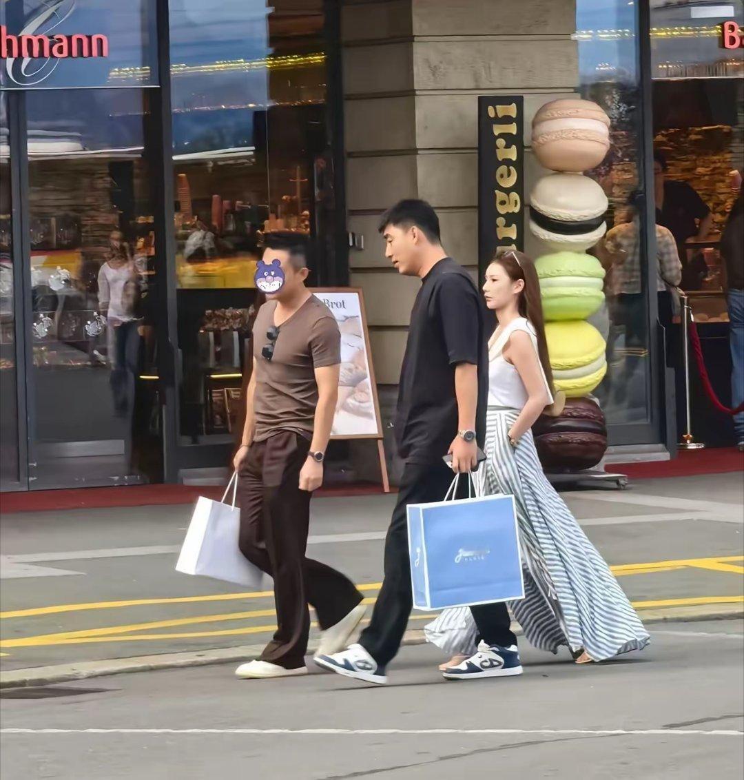马筱梅两口子瑞士逛街，走路仪态好好。 ​​​