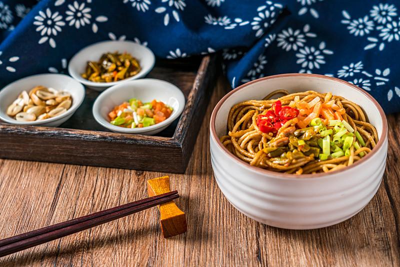 清晨被微风唤醒，一碗热食开启一天。走在熟悉的街道，看四季慢慢变化，不急不躁，按自