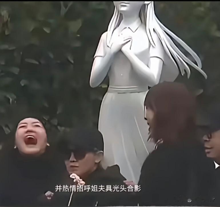 死了都一年了，还被家人拿来消费赚钱，一大家子趴在张兰身上吸血，俏江南没了，就想去