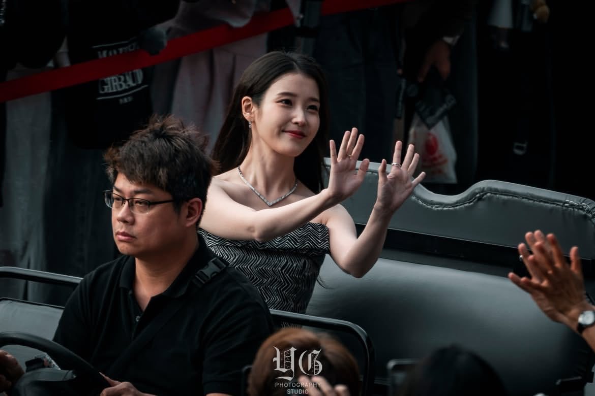 IU  🌸IU李知恩aaa2025年度演员大赏 251206 IU参加AAA颁