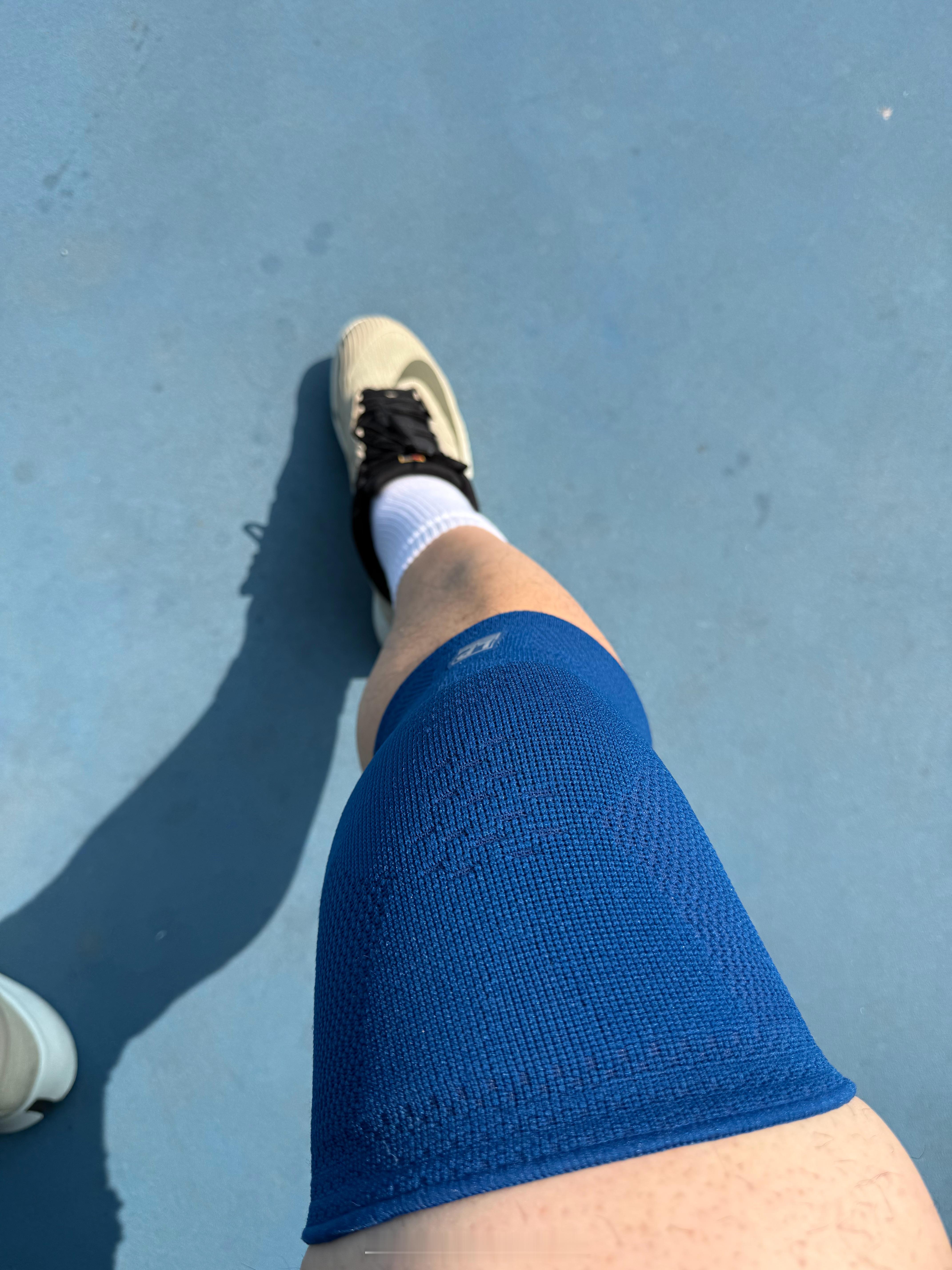 大学的时候踢球重伤了一次，从此干啥运动都离不开护膝了。哎，那时候年轻真是太拼了，