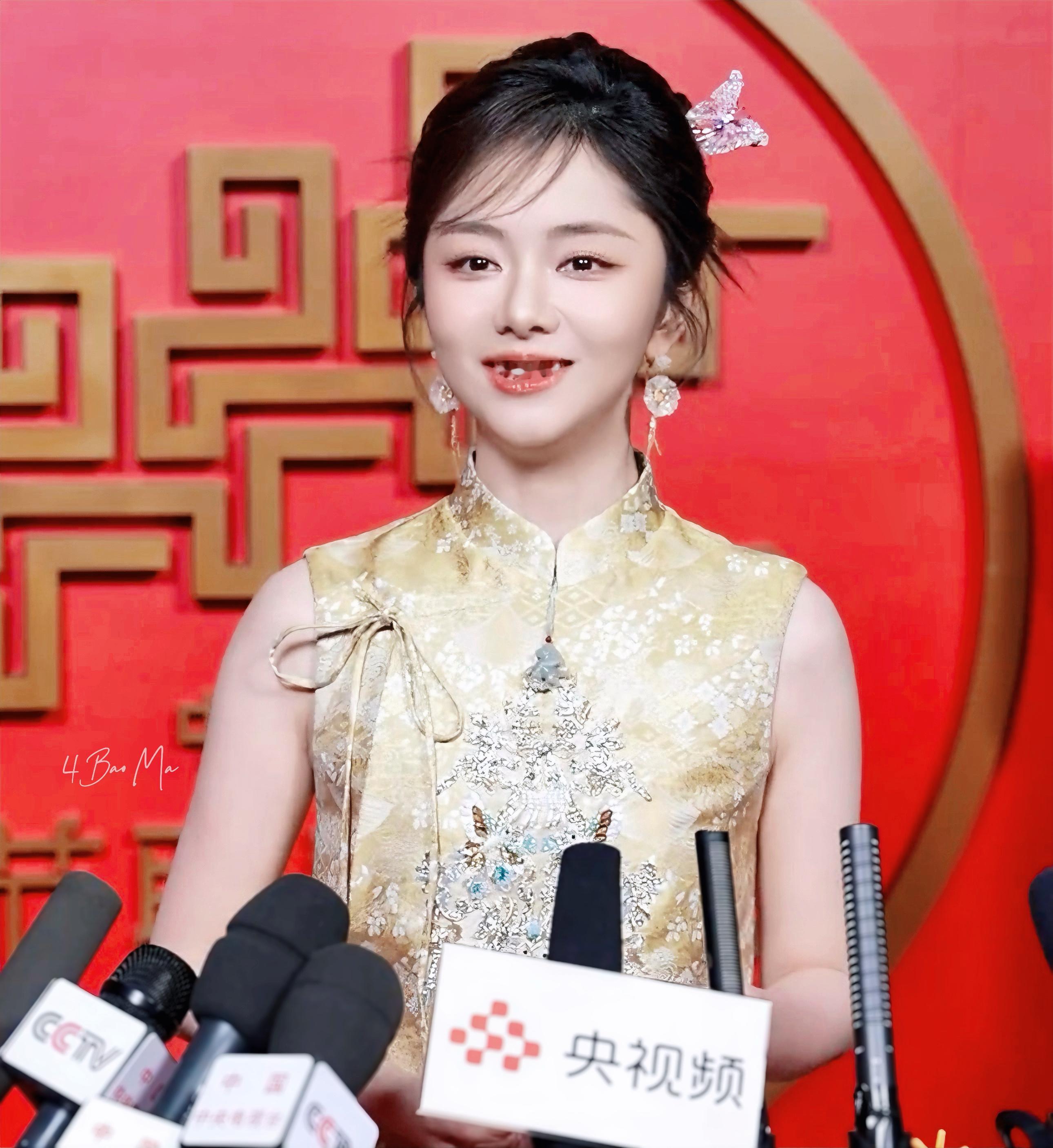 谭松韵谭松韵透露春晚舞台细节她用四川话给大家送祝福，新年快乐，赚大钱，身体健康。