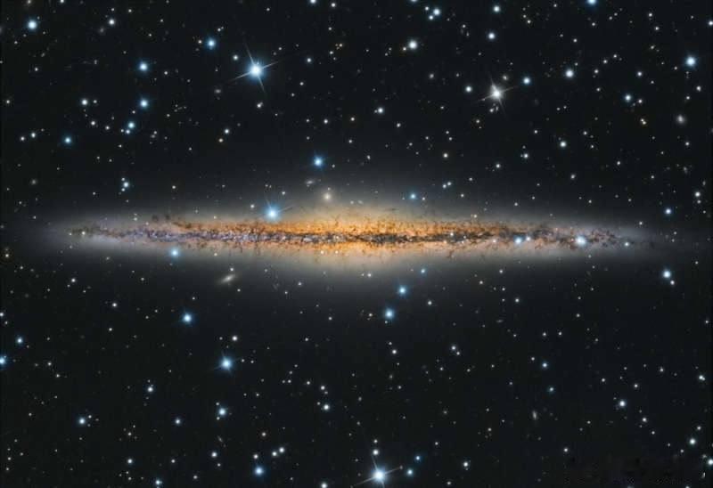 NGC 891 星系 - “银色细缝”！这是一个位于仙女座星座的螺旋星系。它几乎