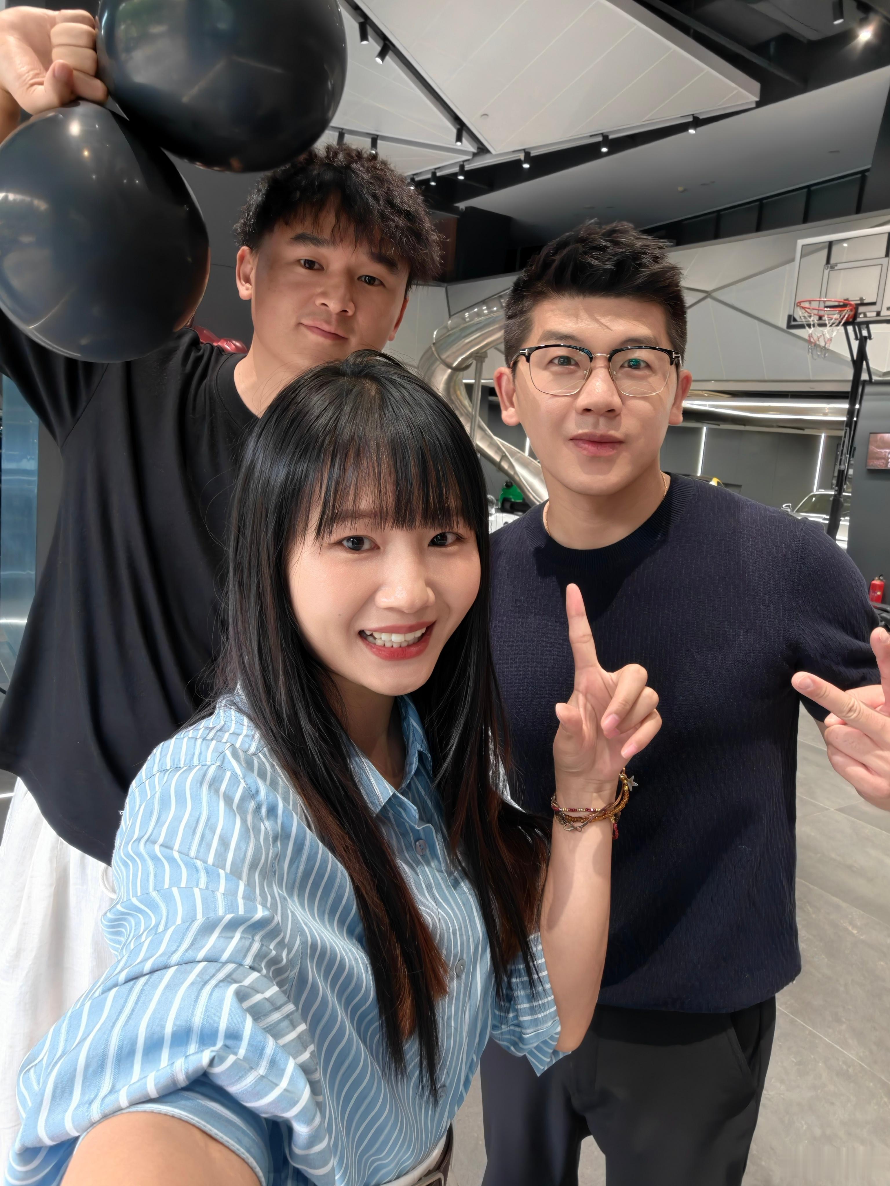 来上班遇到两位帅哥，听说是网红[doge]那个黑一点的说 V 我 50，让我去什