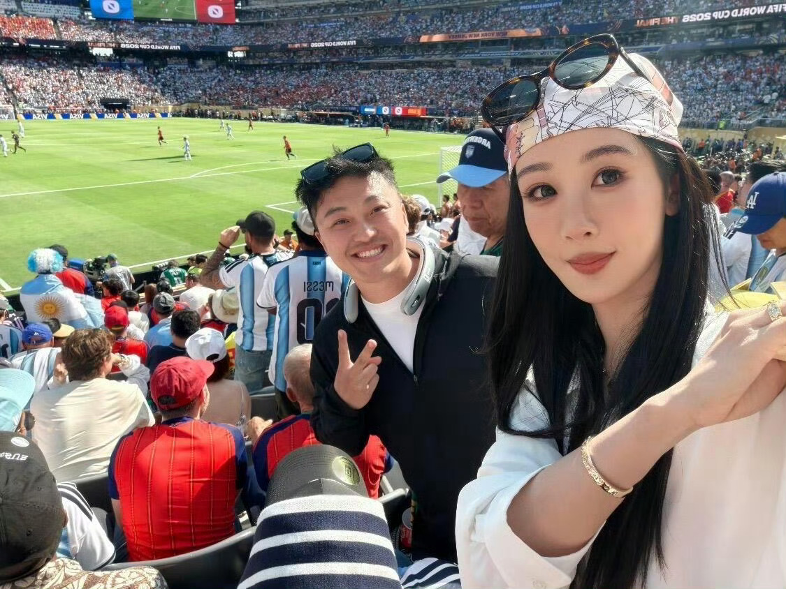 杨紫观看世界杯决赛路透，造型好美好美~祝贺西班牙冠军，也把掌声送给阿根廷，球王荣