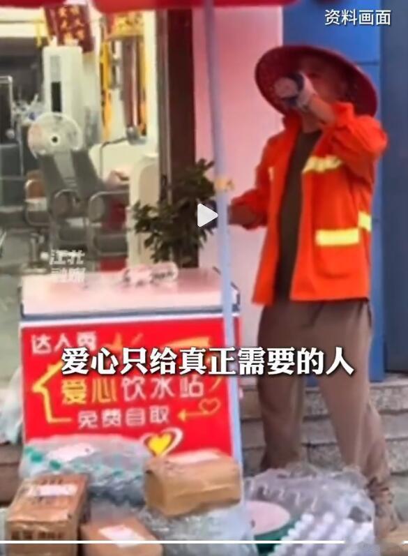 小超市老板自费在门外放了个小冰箱，里面放着纯净水，给户外劳动者免费拿取饮用，这是