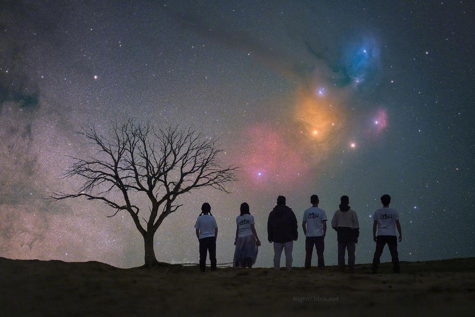 在广袤的空间和无限的时间中，能与你们共享同一颗行星和同一段时光，是我的荣幸。这漫