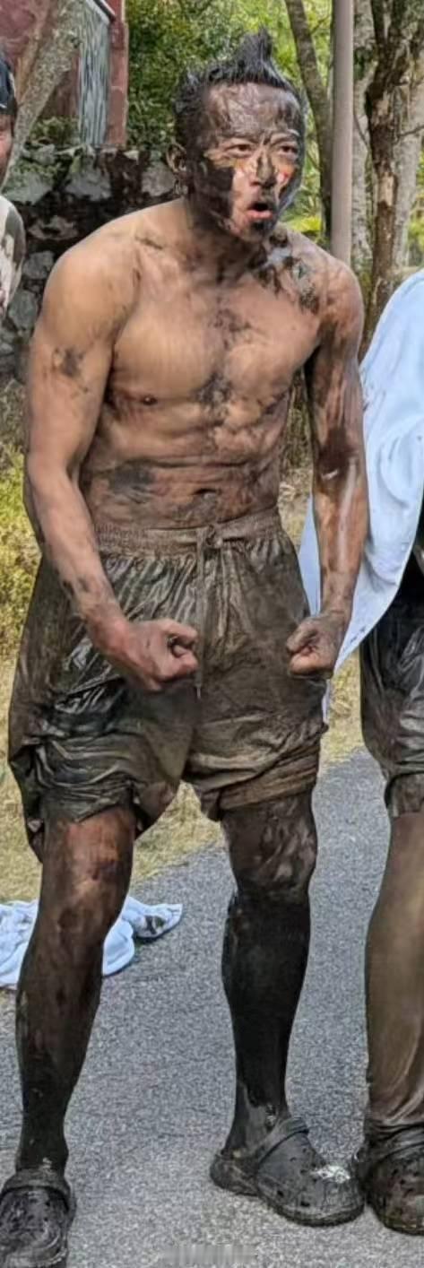 邓超晒腹肌邓超泥潭洗澡哈哈哈哈哈 五哈名场面实锤，邓超在泥潭里摔跤，直接把摔跤玩