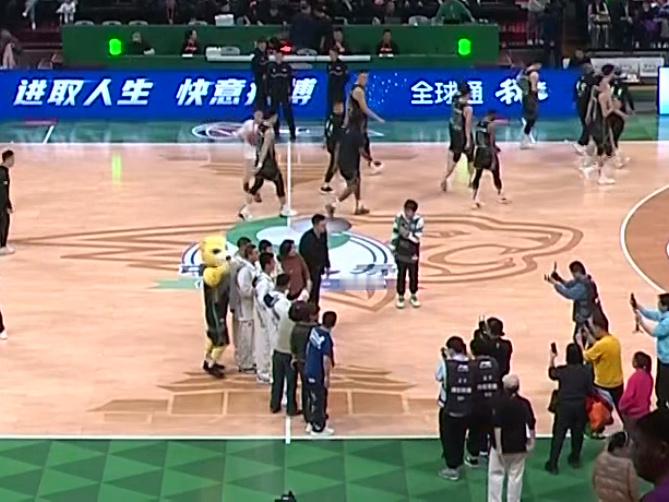 真好，杨导邀请孤独症小朋友们来到辽宁体育馆看球[赞] 