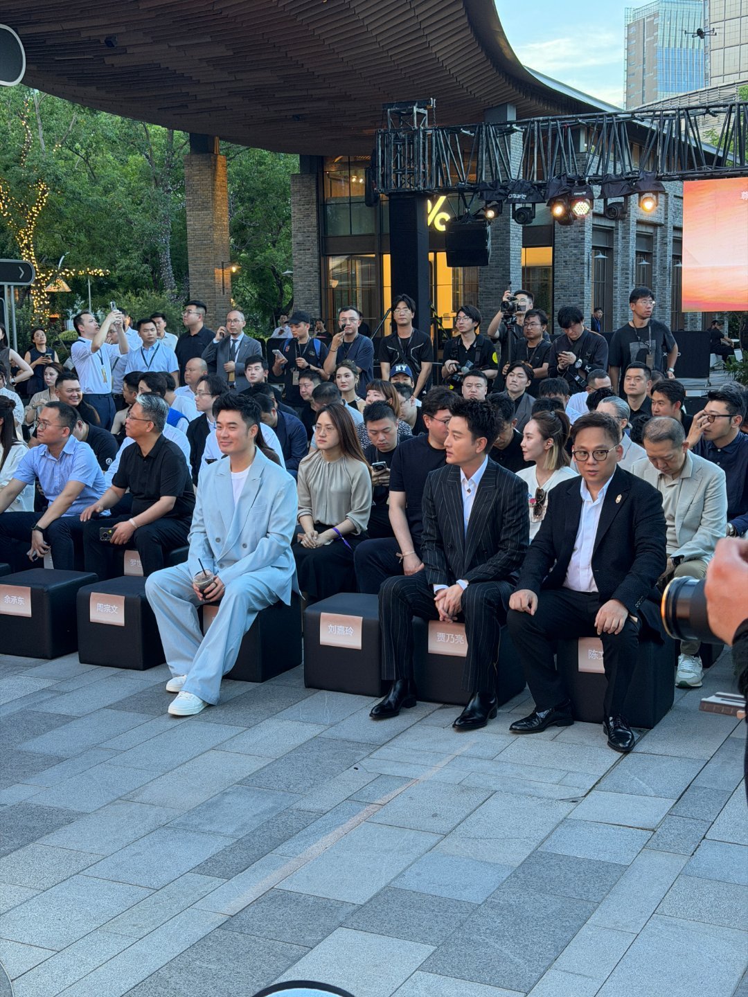 贾乃亮这身像是来收购的贾乃亮42岁生图状态被贾乃亮狠狠帅到！条纹西装加持气场全开