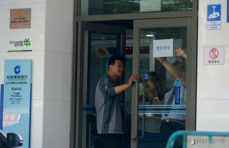 半夜时分，手机自行完成转账操作，既未点击、未输入，人也未苏醒，钱便不翼而飞。
北