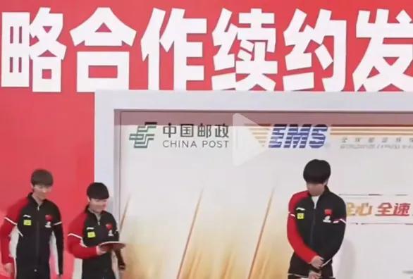 主持人指引，莎莎与大头四目相对。那一刻，周遭的喧嚣仿若都成了无声的背景。
 
莎