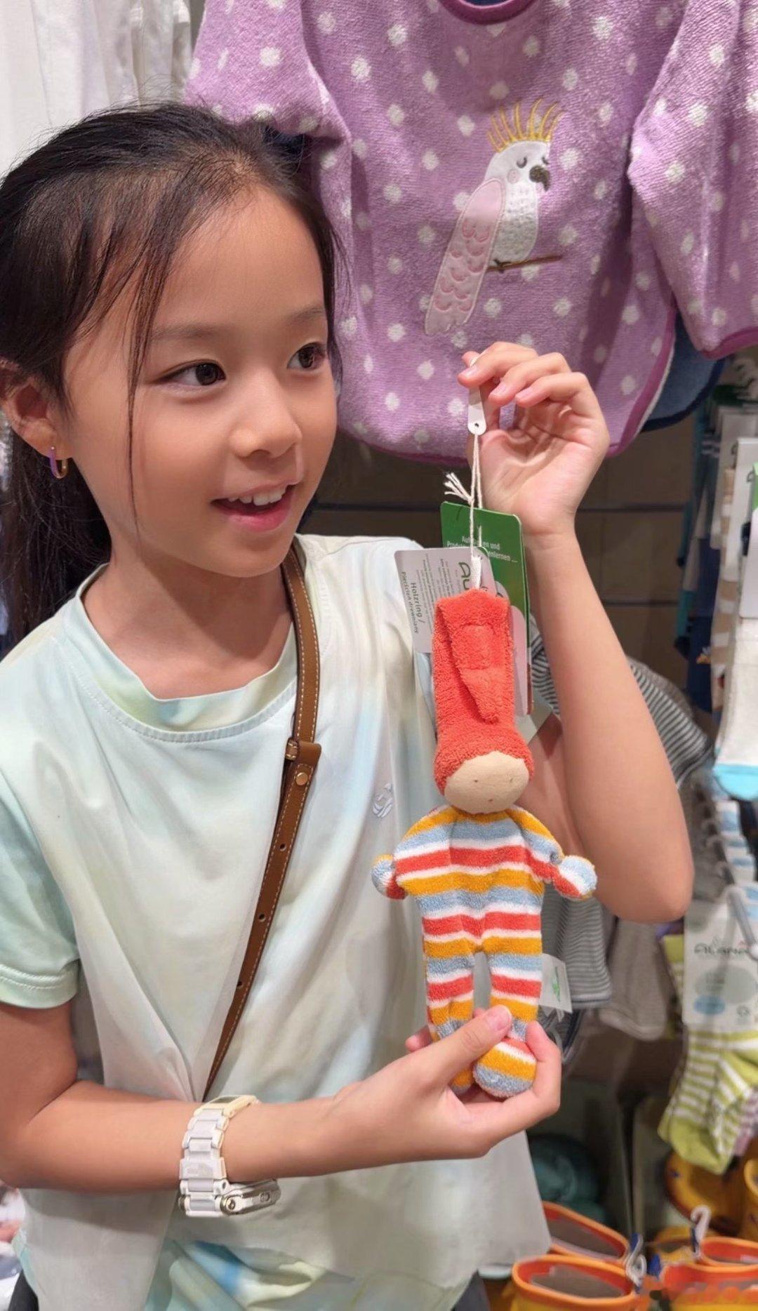 舅舅舅妈今年会迎来自己的宝宝，目前已经开始着手出生之后用品的购买。列了一份清单，