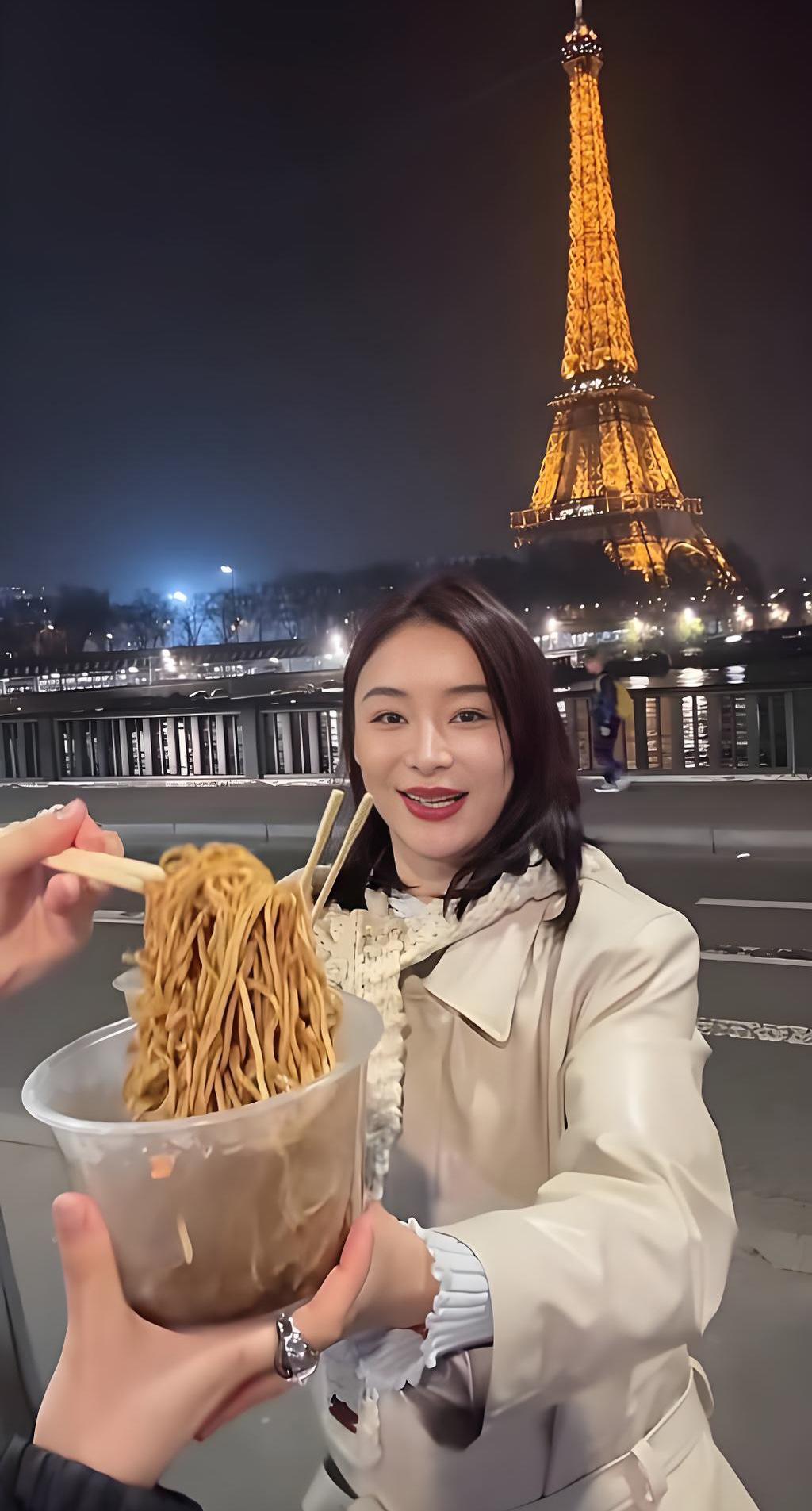 襄阳牛肉面火出圈了，出生于湖北省襄阳市的著名演员袁姗姗近日参加巴黎时装周活动，在