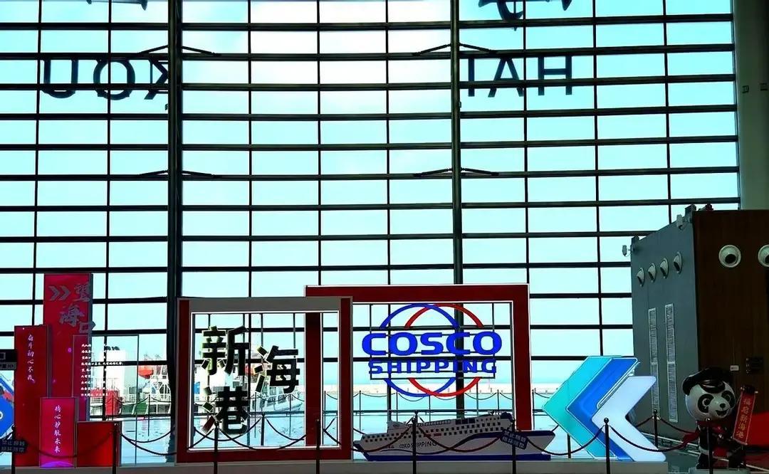 徐闻港和新海港都在喊“智慧过海”，现实却是两种画风。

刷身份证直接登船在新海港