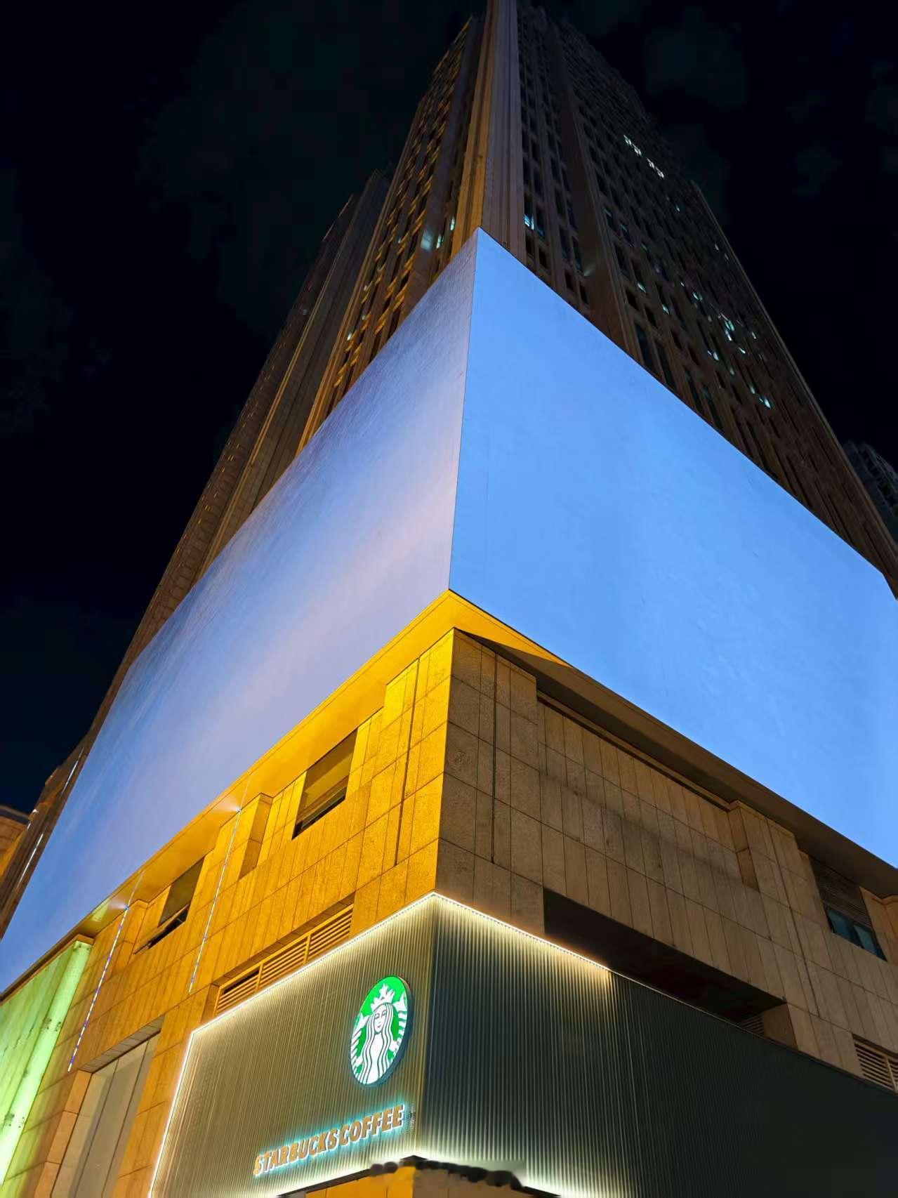 下班的时候发现巨幕广告牌坏了这得损失多少💰啊[哆啦A梦吃惊] ​​​