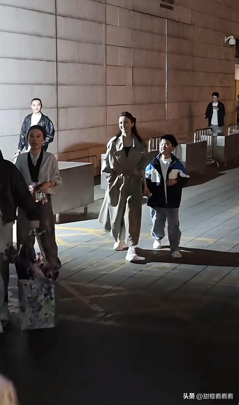 佟丽娅演出结束，带儿子一起下班了，等在门口的粉丝们一拥而上，佟丽娅抓紧带儿子往回