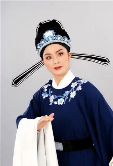 方圆天地，为头条联友对联：
两袖清风佑华夏，
一身正气为黎民。