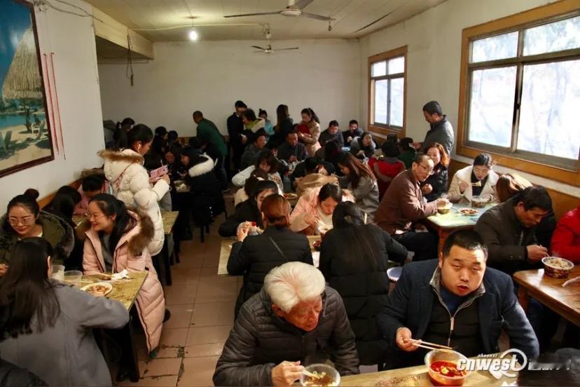 冬至排队王！北京饺子店排号破8000桌，网友：排到明年也得吃

冬至这天，北京的