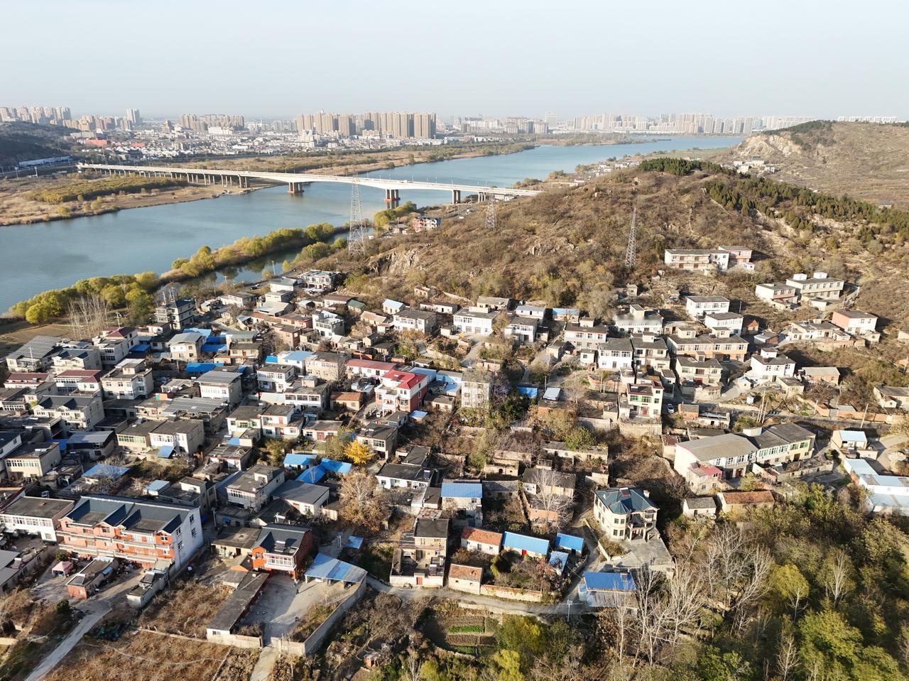 在蚌埠市禹会区，有个上洪村和下洪村。这两个村庄背靠涂山，面临淮河，荆涂淮河大桥隔