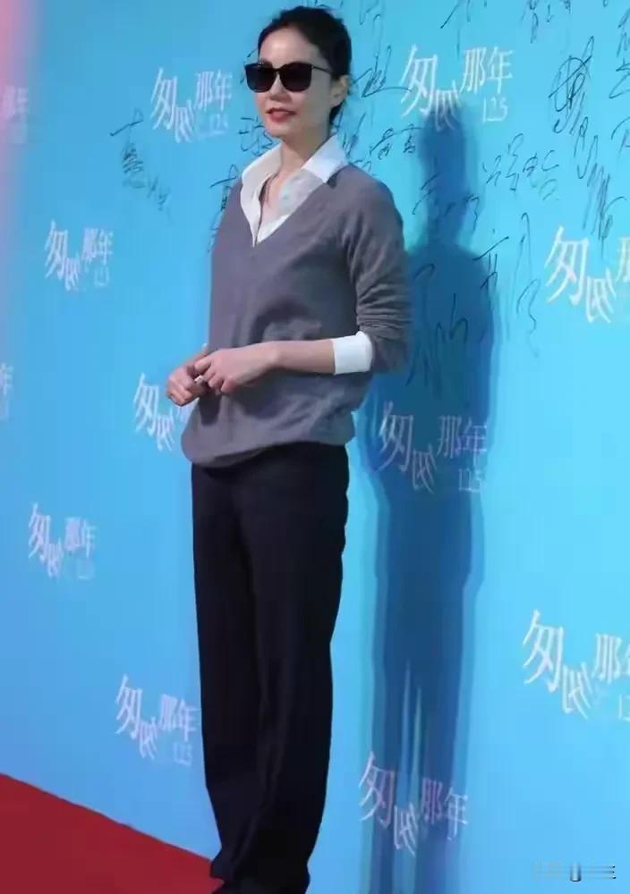 王菲和其他明星就是不一样!
别人参加活动都穿订制晚礼服，高定，人家主打一个松弛感