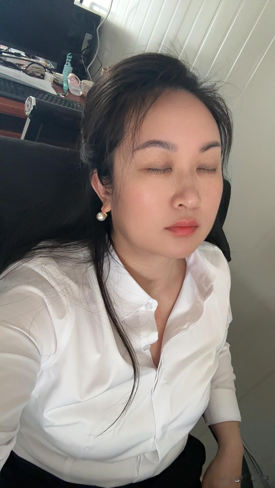 现在工地还在焊板房，我还没有搬过来这里住，每天上班被那些吵杂声吵到头痛，各种吵杂