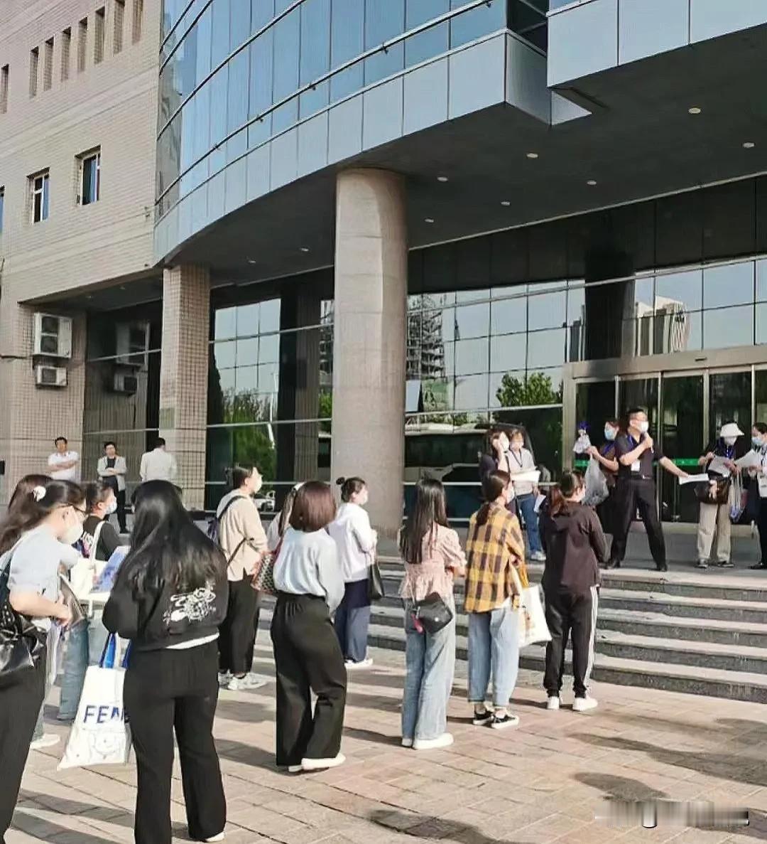 后端经理给团队里的一个80后、一个00后都打了C。00后直接找经理要说法后，回来