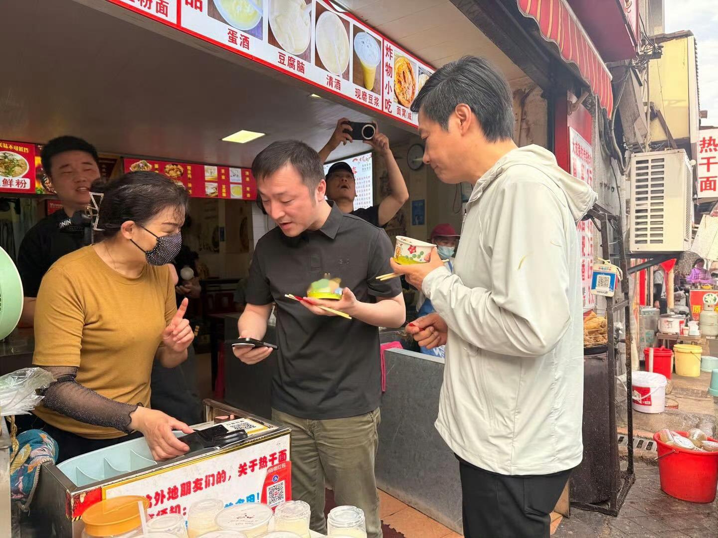 雷军在武汉过早雷总真是行走的流量包，直接热搜第一了，丽华早点要火呀！ 