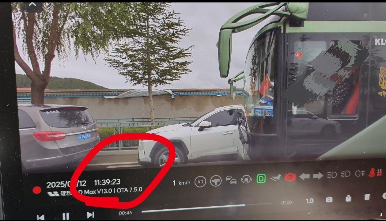 今天遇到个很恶心的事情，我在香格里拉玩嘛，，我确实掉头给人大巴车蹭了，也不说什么