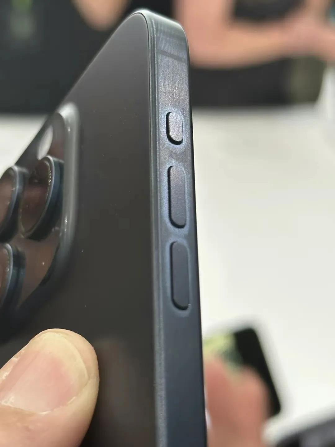 iPhone 15 Pro翻车了？据说边框的操作按钮、音量键存在变色和吸指纹问题