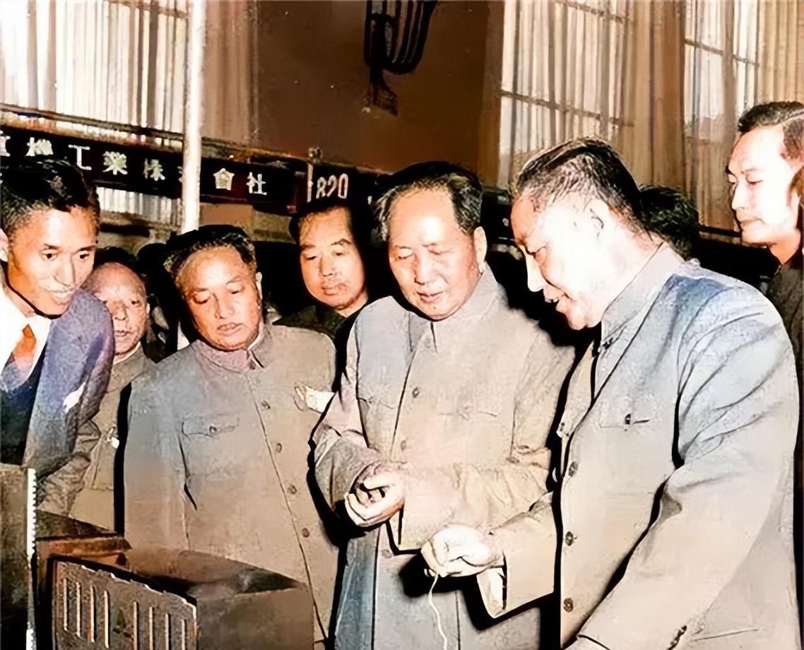 毛主席视察工厂时，所有工人都保持沉默，唯独一人激动高喊“毛主席好”引人注目！
1